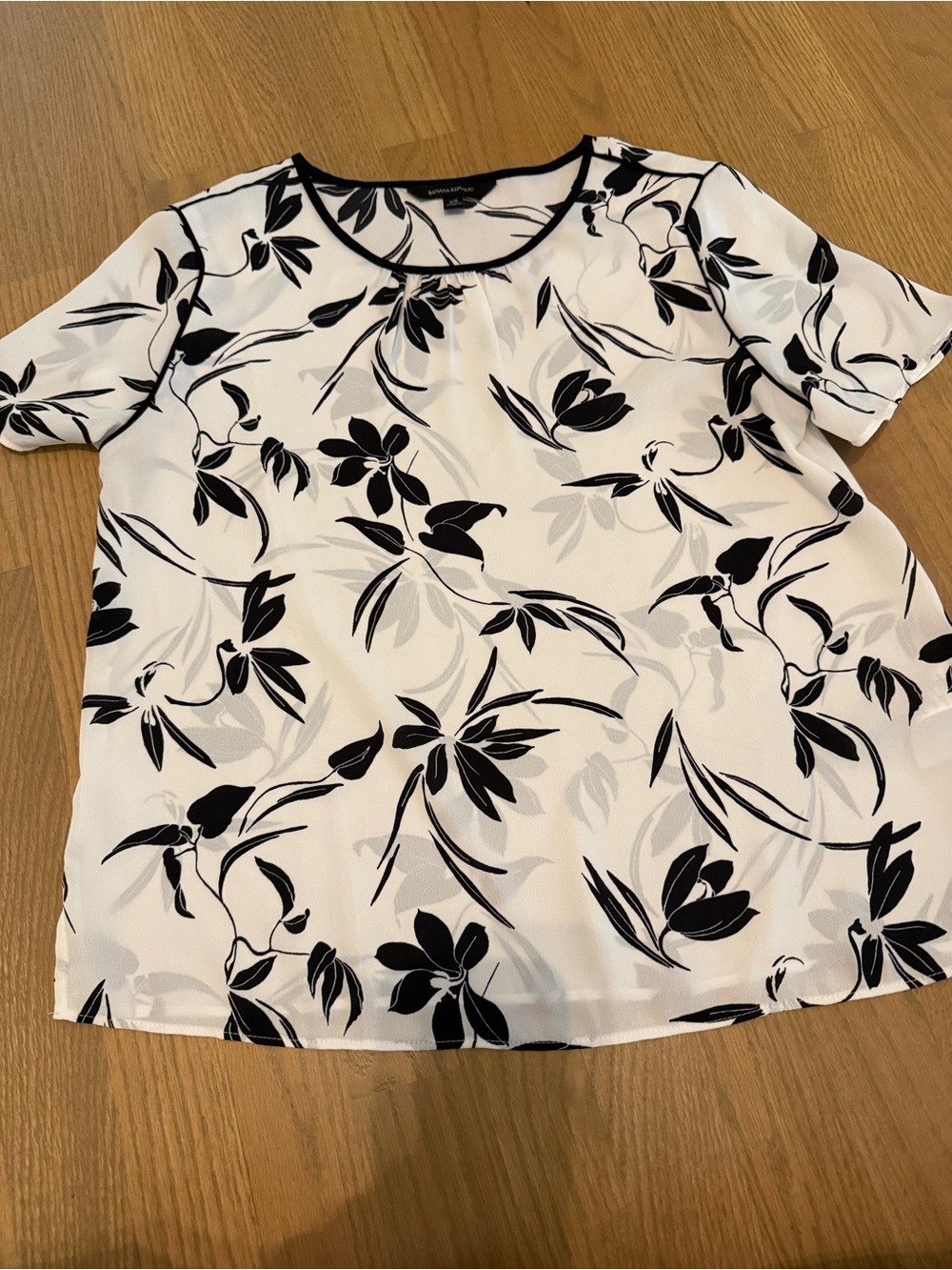 Black & White Floral Short Sleeve Blouse
